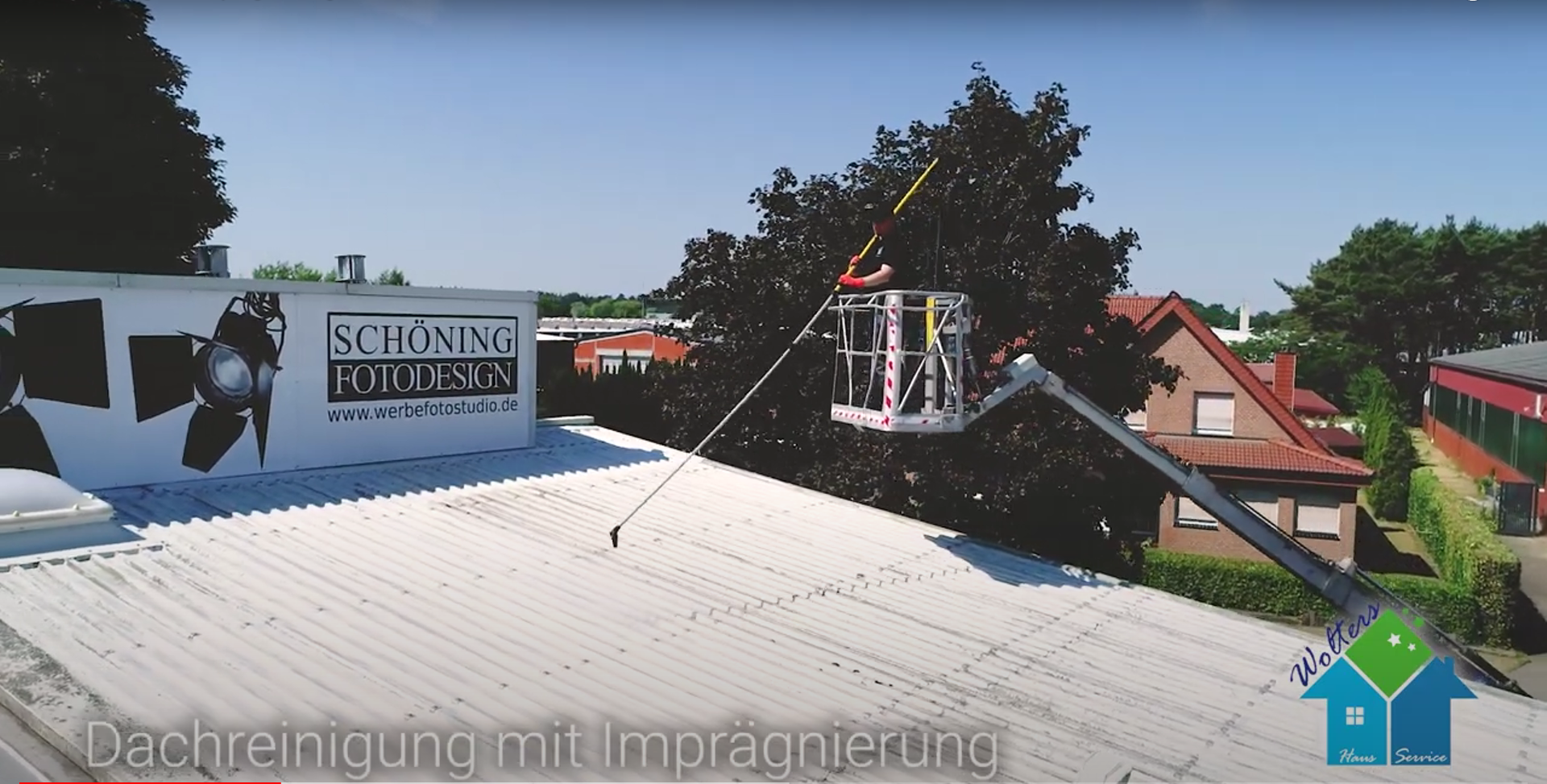 Professionelle Dachreinigung in Dalum mit Teleskoplanze.